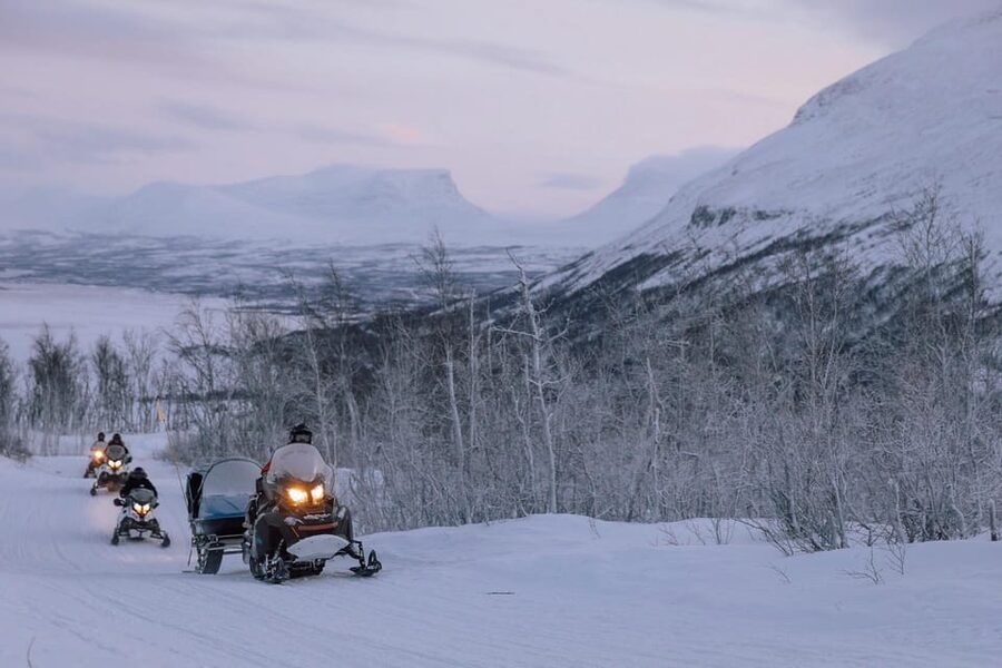 Abisko/Björkliden: Panorama Snowmobile Tour with Snacks - Learning to handle the snowmobile
