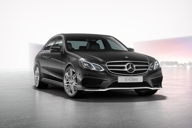 Airport Limousine Transfer: Arlanda Airport to Stockholm City 1-7 Passengers - Meeting your chauffeur at Arlanda Airport