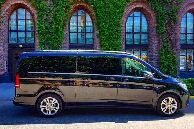 Airport Limousine Transfer: Stockholm City to Arlanda Airport 1-7 Passengers - Mercedes and BMW comfort for the airport run