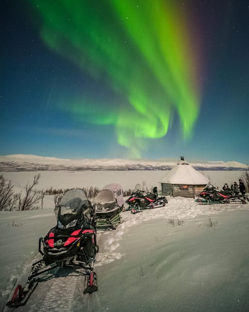 Björkliden/Abisko: Night Sky Snowmobile Tour - A warm stop by the fire