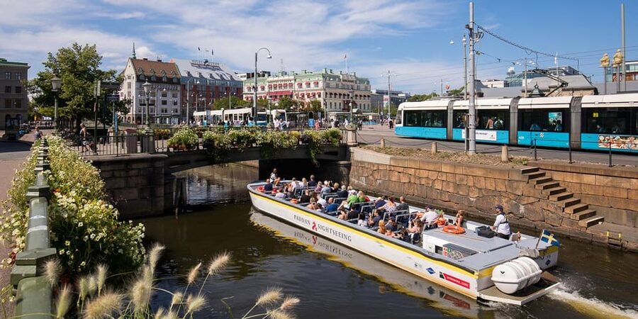 Gothenburg: City Canal Sightseeing Cruise - Slipping under 20 bridges