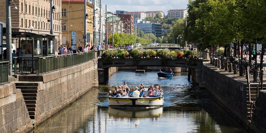 Gothenburg: City Canal Sightseeing Cruise - From the canals toward Gothenburg’s harbor