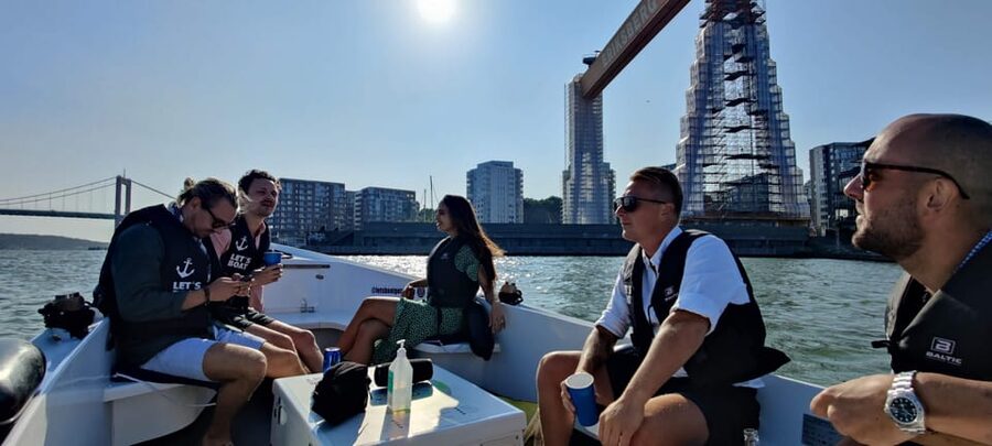 Gothenburg city center: Electric selfdrive boat tour - Following the canal route at your own pace