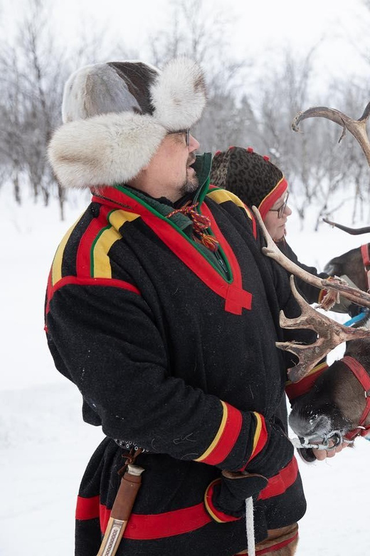 KIRUNA: Sami Reindeer Experience - Lasso practice and Sami-style skiing