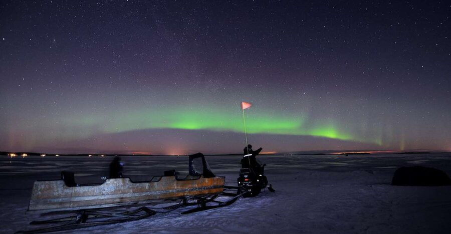 Luleå : Northern Lights Tour on a Snowmobile drawn Sled - Building a fire in the snow
