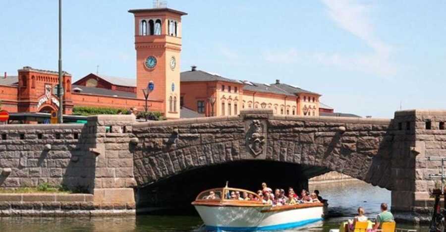 Malmö: Sightseeing and Landmarks tour by bike - The Guide and the Feel of the Ride