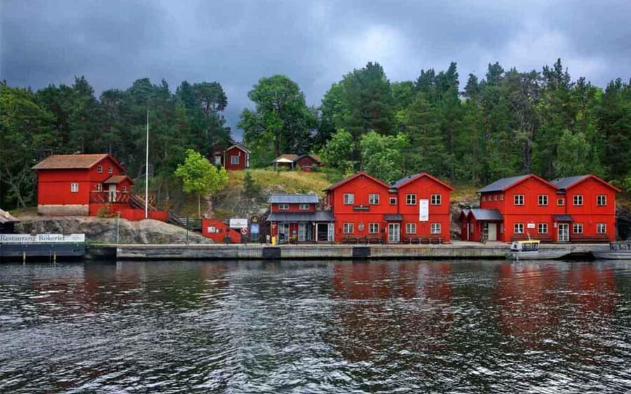 Stockholm: Archipelago Boat Tour - The guide is a major part of the experience