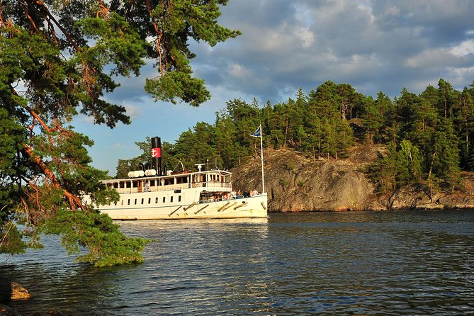 Stockholm Archipelago Cruise with Guide - Reaching Vaxholm without leaving the boat