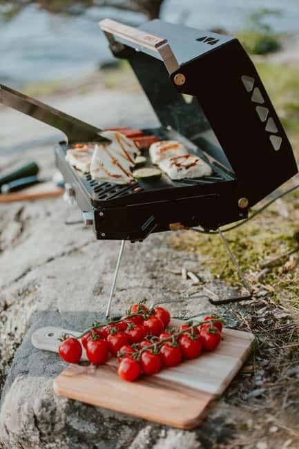 Stockholm: Archipelago Islands Kayak Tour and Outdoor Picnic - Paddling past red cottages and Vaxholm Fortress