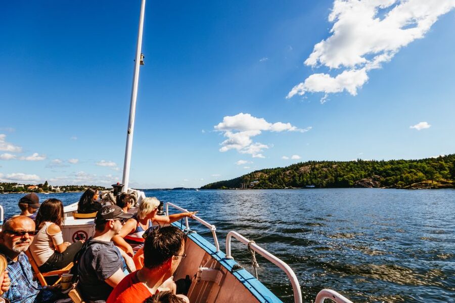 Stockholm: City Archipelago Sightseeing Cruise with Guide - The scenery changes as Stockholm falls behind