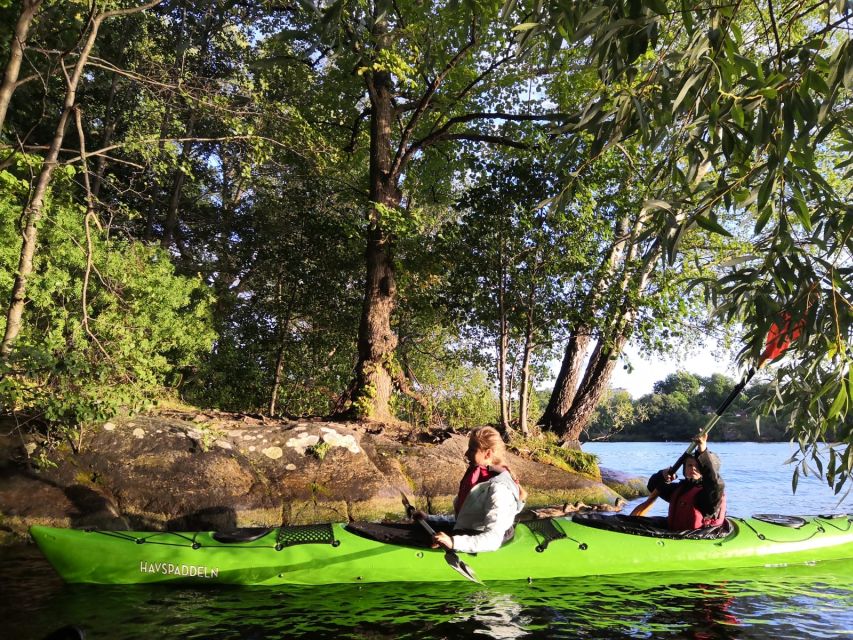 Stockholm Evening Kayak with BBQ. - Returning the kayaks and walking to dinner