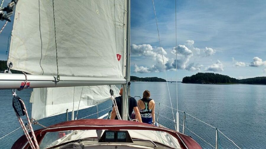 Stockholm: Full Day Archipelago Sailing Tour with Lunch - What the small group changes