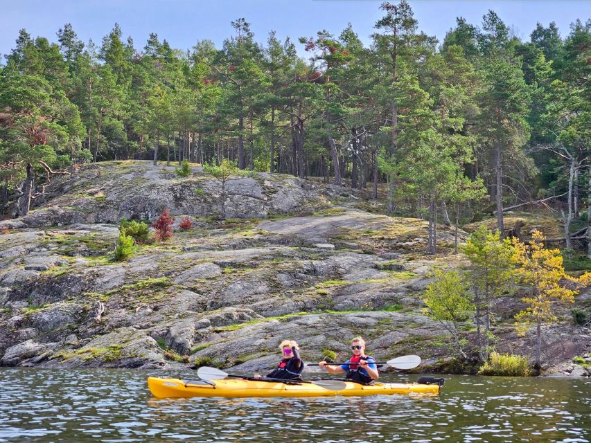 Stockholm: Guided Kayak Tour to Drottningholm Royal Palace - Lunch on the cliffs of an island