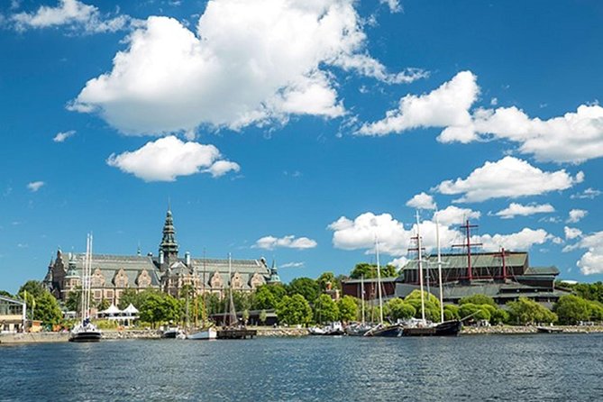 Stockholm: Highlights Boat Tour - Passing under bridges and through the lock