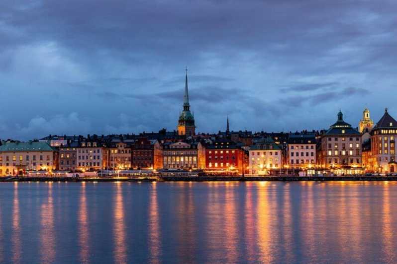 Stockholm: Must-See Attractions Walking Tour with a Guide - Key points at a glance