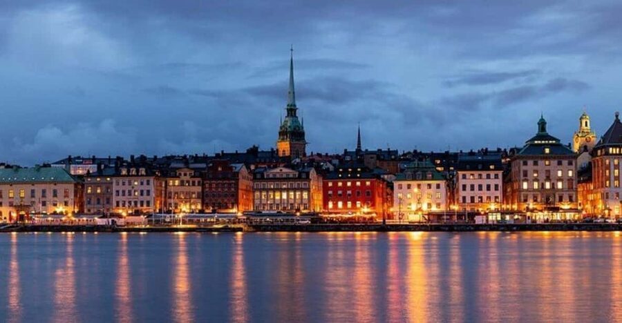 Stockholm: Must-See Attractions Walking Tour with a Guide - St. George and the Dragon in a small but telling stop