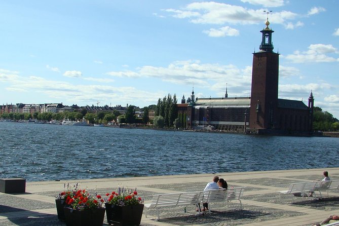Stockholm Old Town and the Vasa Museum, a Small Group Walking Tour. - Tiny statues and a grand square