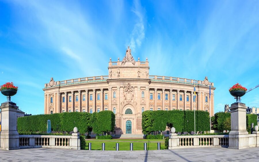 Stockholm: Old Town Highlights Private Walking Tour - Entering the Royal Palace on the 4-hour option