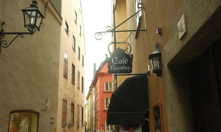 Stockholm: Old Town Self-Guided Tour Learn and solve Puzzles - Setting up the Curiosa app