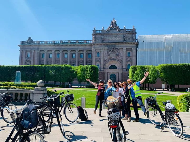 Stockholm's Best Bike Tour! (English / Deutsch) - City Hall, Riddarholmen, and the first waterfront views