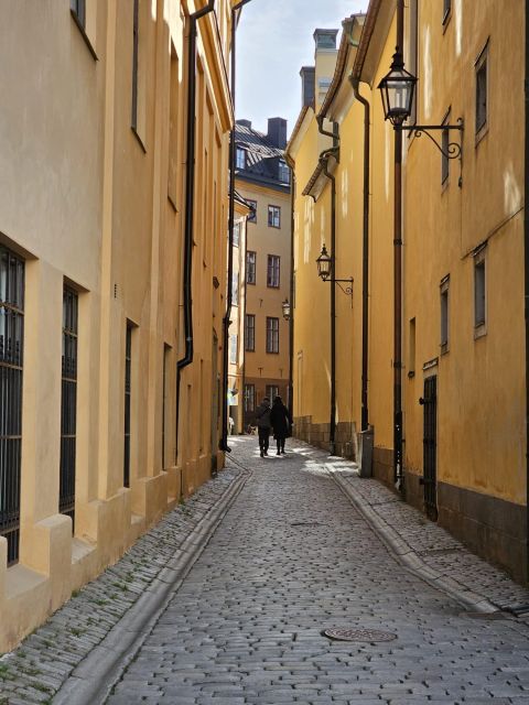 Stockholm: Secrets of Gamla Stan Guided Tour w/ Fika Option - Cold, rain, and comfort on the route