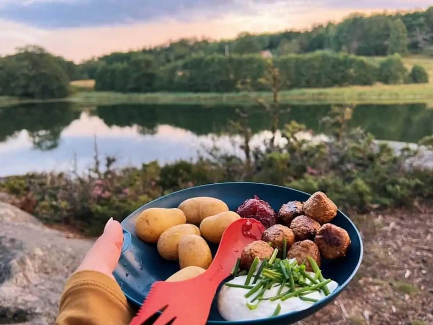 Stockholm: Sunset Hike in Tyresta National Park with Meal - Practical preparation for a comfortable evening