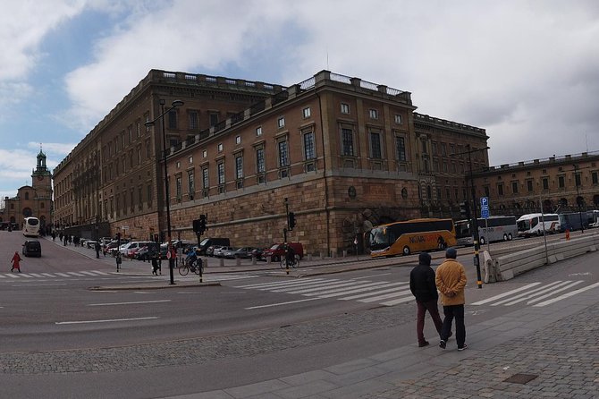 Stockholm Top attractions all-inclusive Gran Tour - Walking through Gamla Stan