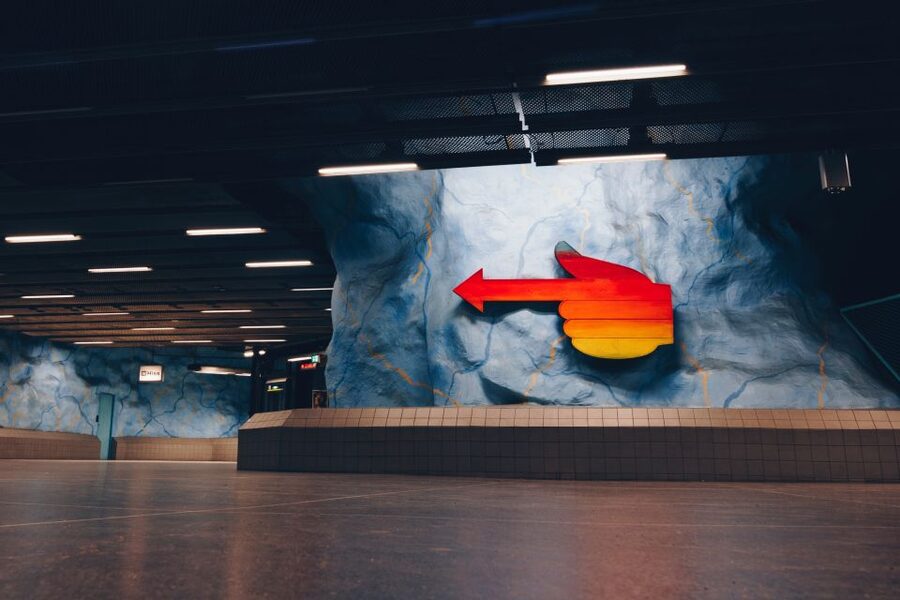 Stockholm: Underground Metro Art Ride with a Local Guide - The first stations: learning how to look