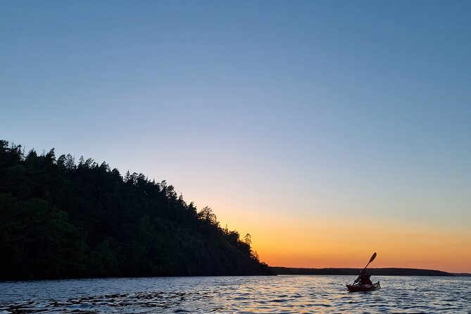 Sunset kayak tour with fika on Stockholms lakeside - Fika by the campfire is the real finish